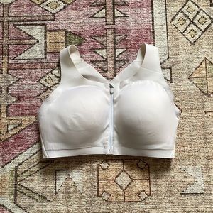Lululemon Enlite Bra - front zip closure